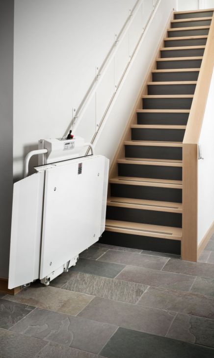 Delta Trappelift til handicap / kørestols transport på lige trapper